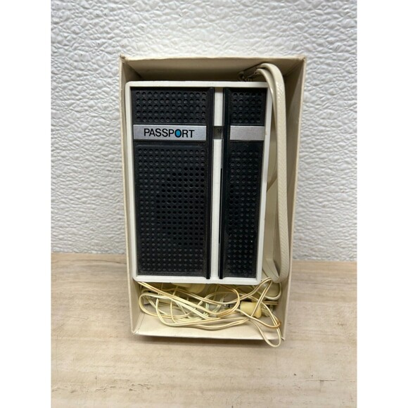 Vtg PASPORT Solid State AM Radio Model PR 111 With 2 Headphones Tested - Picture 11 of 16